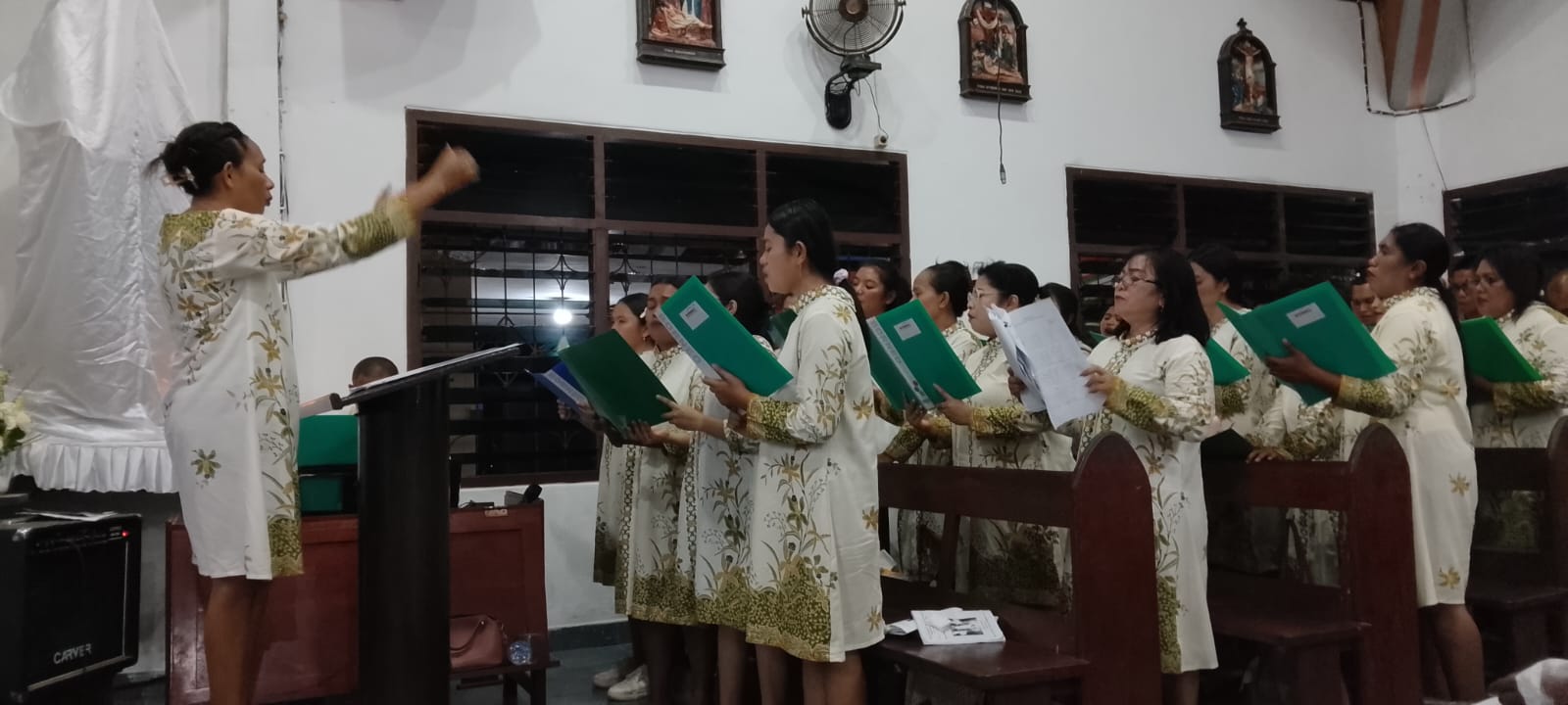 Koor Sponsor Misa Kamis Putih Lingkungan Santa Fauastina Kowalska