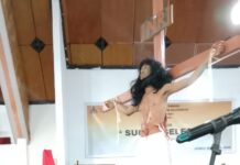 Tangisan Suci Membahana di Bawah Kaki Salib Yesus ‘Sudah Selesai’