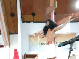 Tangisan Suci Membahana di Bawah Kaki Salib Yesus ‘Sudah Selesai’