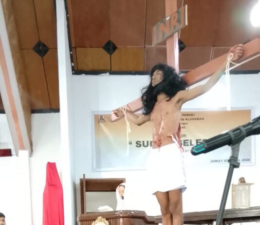 Tangisan Suci Membahana di Bawah Kaki Salib Yesus ‘Sudah Selesai’