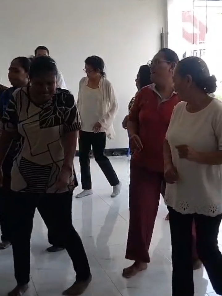 Badendang bersama etnis Tanimbar Paroki Yoh Pem