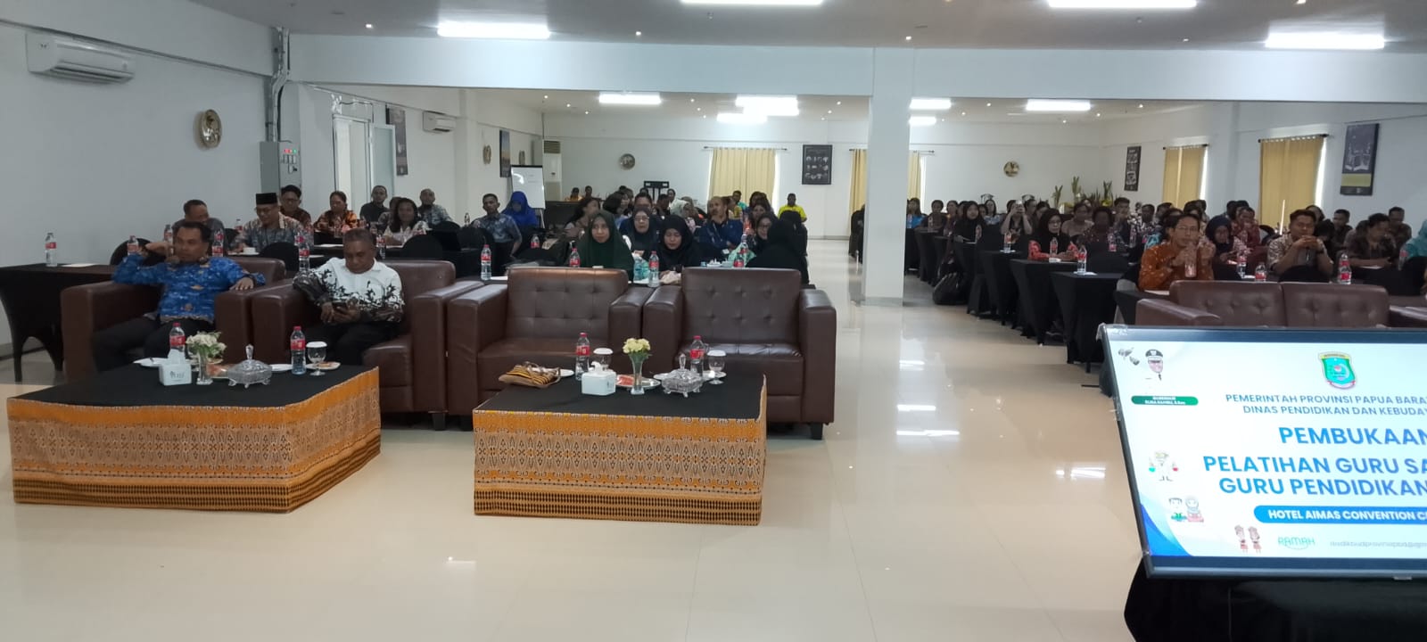 Para peserta pelatihan adalah guru-guru terpilih dari berbagai kabupaten dan kota Sorong di Provinsi Papua Barat Daya.