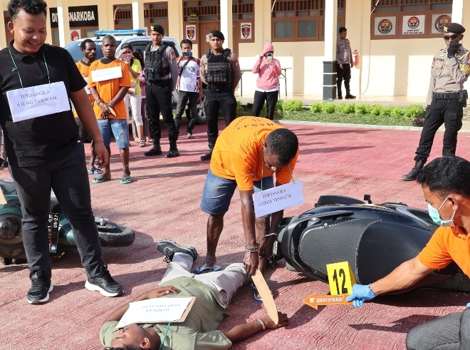 Rekonstruksi pembunuhan berlangsung, dua setengah jam, dimulai pukul 15.00 hingga 17.30 WIT. 