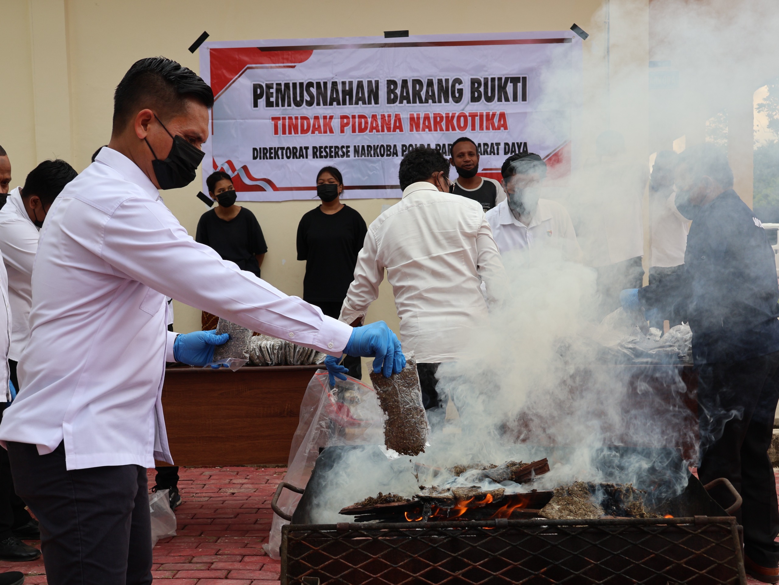 Kegiatan pemusnahan dilakukan dengan cara dibakar hingga habis dan tidak bersisa