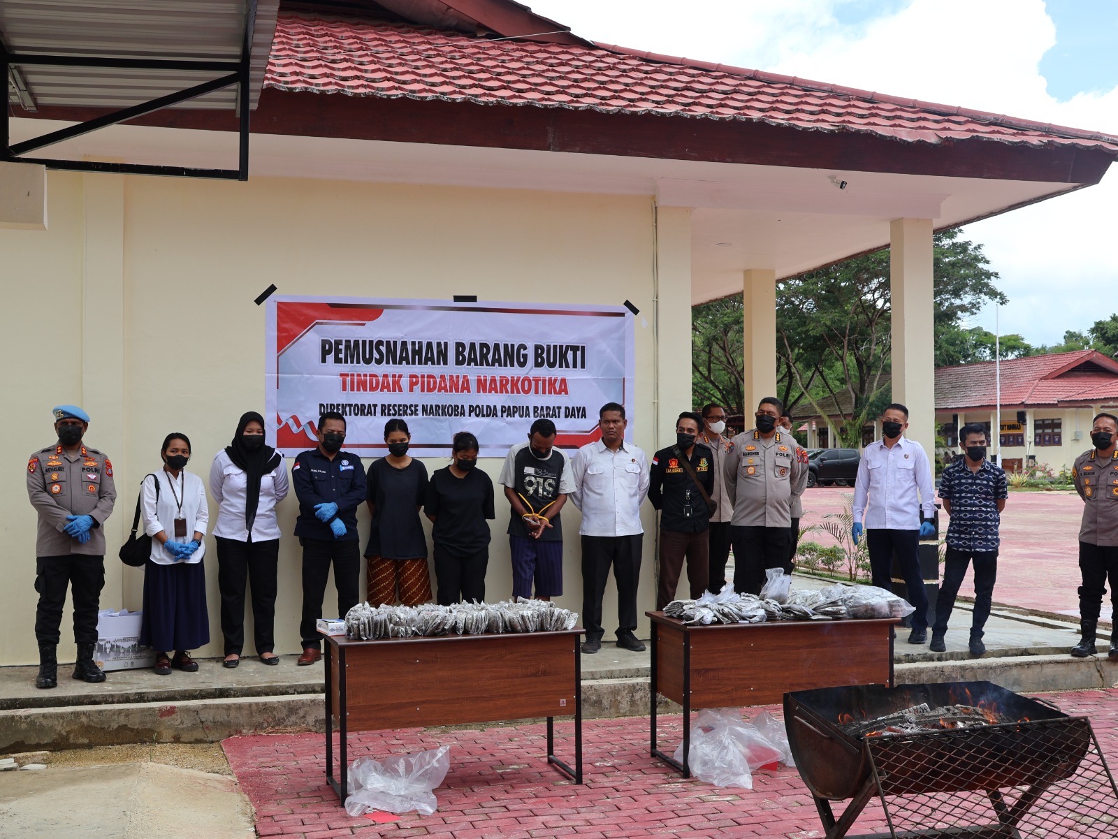 Kegiatan pemusnahan tersebut dipimpin langsung oleh Dirresnarkoba Polda Papua Barat Daya Kombes Pol Rizal Marito, S.H., S.I.K., M.Si.