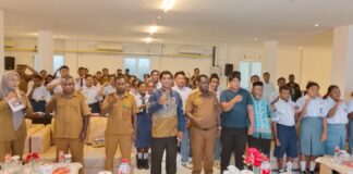 Kepala Dinas Pendidikan dan Kebudayaan PBD Adolof Kambuaya, SH., MSi : Sosialisasi Bahaya Narkoba, Menyiapkan Generasi Emas Papua 2045