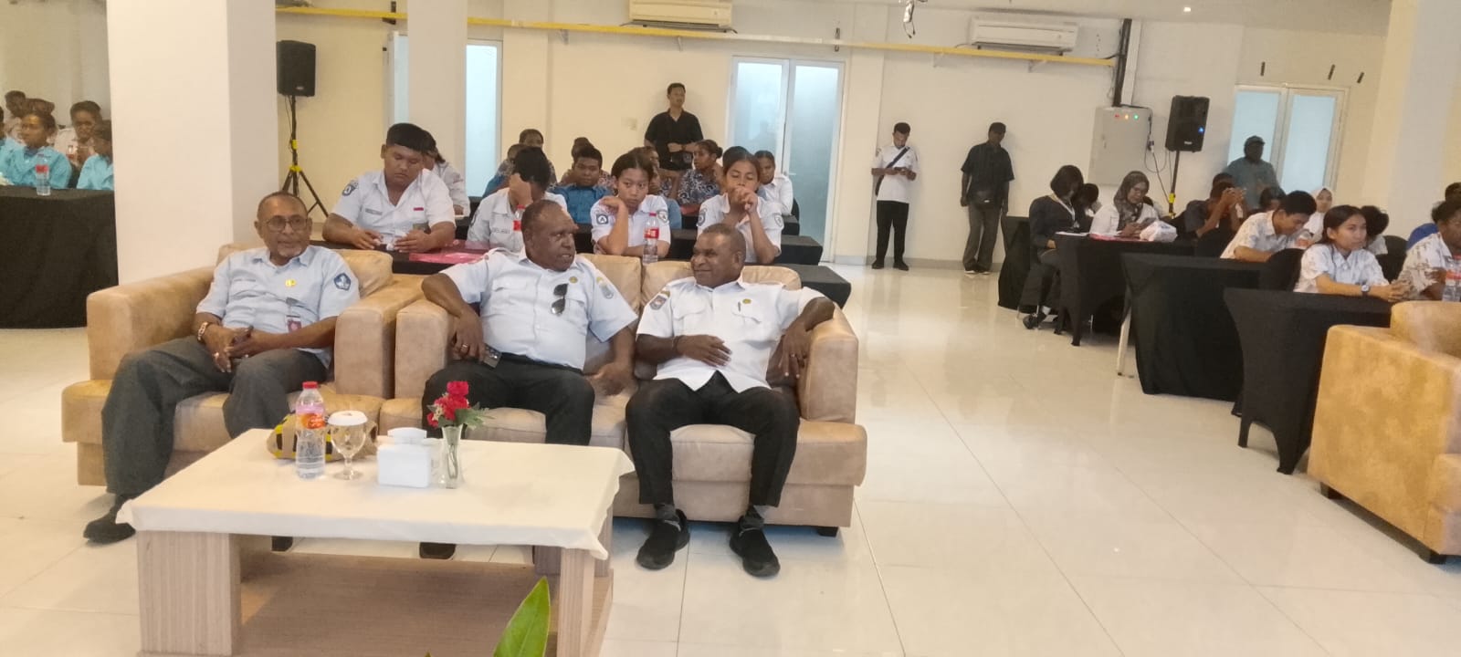 Kepala Dinas Pendidikan dan Kebudayaan Provinsi Papua Barat Daya (PBD) Adolof Kambuaya, SH., MSi mengapresi ratusan pelajar se Papua Barat Daya 