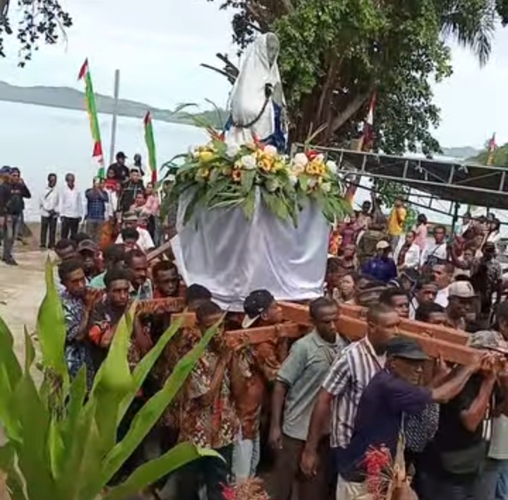 Di kampung ini, dilaksanakan prosesi adat, doa Rosario bersama, serta ibadah umat sebagai bentuk penghormatan terhadap sejarah pewartaan Injil di Tanah Papua
