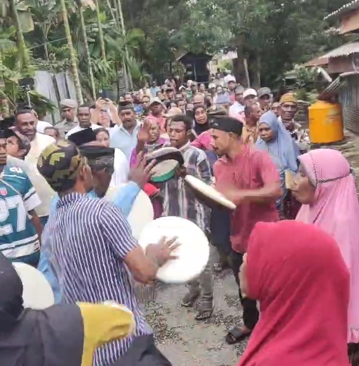 Para tua-tua adat Muslim tampak berjalan bersama umat Katolik dalam suasana penuh rasa hormat dan kekeluargaan.