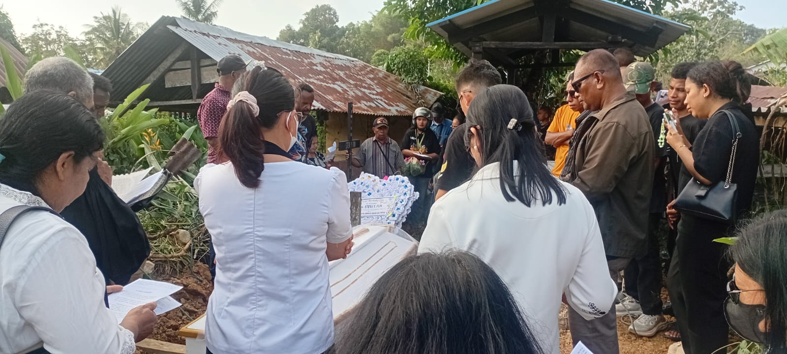 "Akulah kebangkitan dan hidup; barangsiapa percaya kepada-Ku, ia akan hidup walaupun ia sudah mati."(Yohanes 11:25)