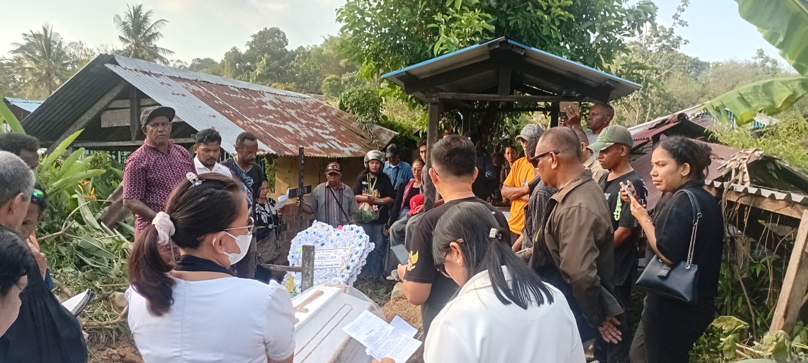 Tuhan, berikanlah istirahat kekal kepadanya, dan sinarilah ia dengan cahaya yang tak kunjung padam. Semoga ia beristirahat dalam damai Tuhan. Amin.