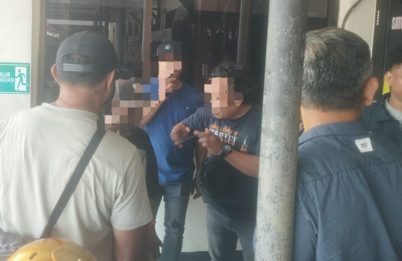 polisi juga mengamankan barang bukti berupa sebilah parang yang diduga digunakan dalam aksi penganiayaan.