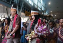 Moment Penting Kedatangan Kapolda Papua Barat Daya Brigjen Pol. Dr. Hengki Haryadi, S.I.K., M.H., di Kota Sorong, Momen penting hedatangan Kapolda Papua Barat Daya Brigjen Pol. Dr. Hengki Haryadi, S.I.K., M.H., tiba di Kota Sorong, disambut jajaran Pejabat