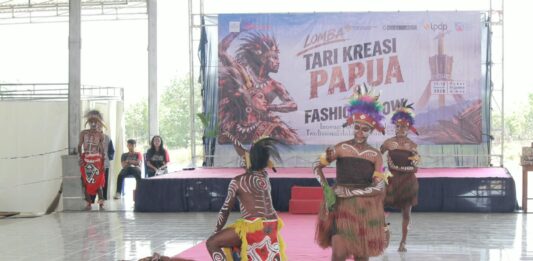 Pasar Pujasera Aimas Disulap Menjadi Panggung Budaya, Generasi Muda Papua Tampilkan Tradisi dalam Wajah Modern Kepala Badan Pengelolaan Keuangan dan Aset Daerah (BPKAD) Kabupaten Sorong Oktovianus N. Kalasuat, S.H., M.Si.