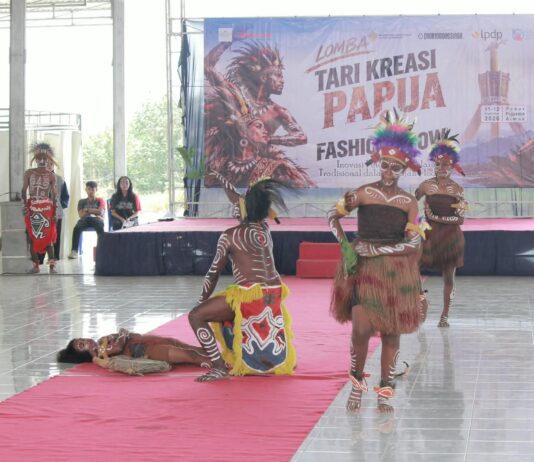 Pasar Pujasera Aimas Disulap Menjadi Panggung Budaya, Generasi Muda Papua Tampilkan Tradisi dalam Wajah Modern Kepala Badan Pengelolaan Keuangan dan Aset Daerah (BPKAD) Kabupaten Sorong Oktovianus N. Kalasuat, S.H., M.Si.
