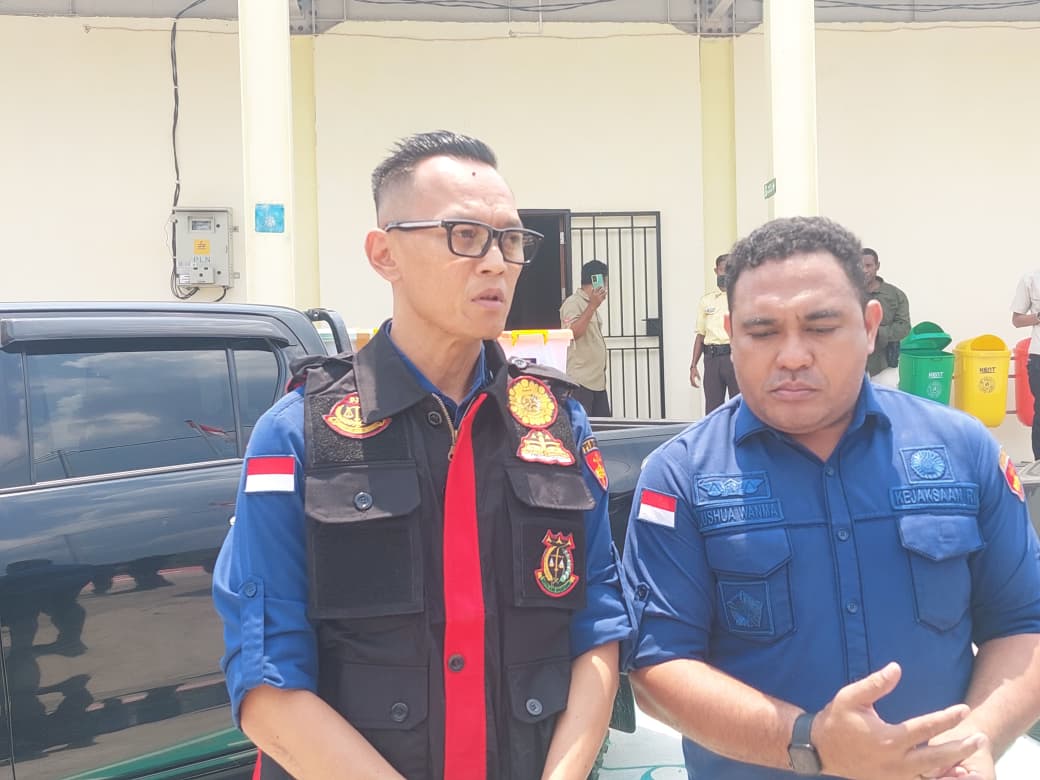 penyidik membawa tujuh kontainer dan delapan dus dokumen untuk kepentingan penyidikan.