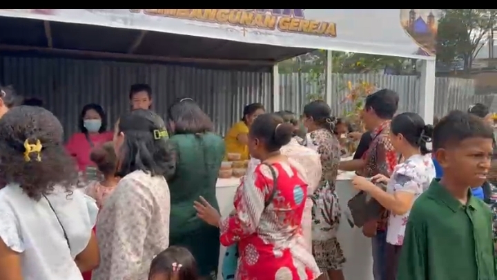 Partisipasi umat Paroki membeli bazar Santo Stefanus