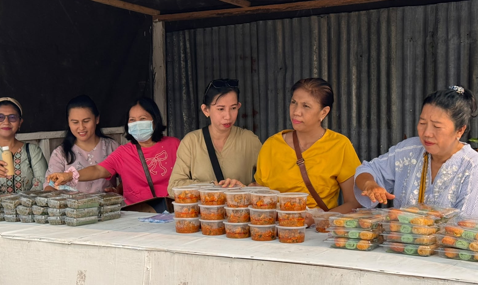 Mama-mama Santo Stefanus lagi jualan bazar